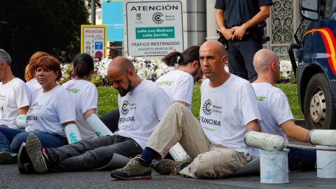 Activistas de Greenpeace cortan accesos al tr&aacute;fico en Madrid