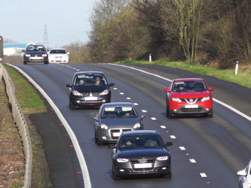 Autopista con dos carriles