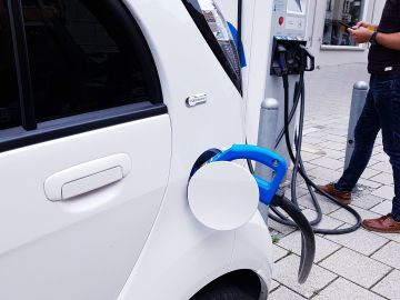Un coche eléctrico en recarga Un coche eléctrico en recarga