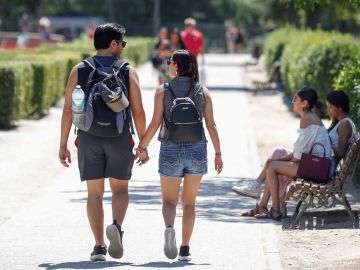 Jóvenes pasean por el parque madrileño de El Retiro