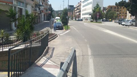 Visibilidad escasa al incorporarse desde la calle. Sant Jaume. A nacional 2. Calella Barcelona el árbol tapa mucho la visibilidad