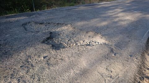 Esta carretera es la carretera de Miravet, pertenece al municipio de Cabanes, Provincia de Castellon de la Plana. La v&iacute;a contiene una serie de fracturas las cuales han llegado a producir una serie de agujeros con una anchura pr&oacute;xima a un palmo de mano. Estos factores hacen que los vehiculos que circulan por el carril derecho,deban invadir en carril contrario en plena curva. El ayuntamiento afectado, el de Cabanes,ha sido informado en varias ocasiones,pero durante los cinco meses que lleva,...