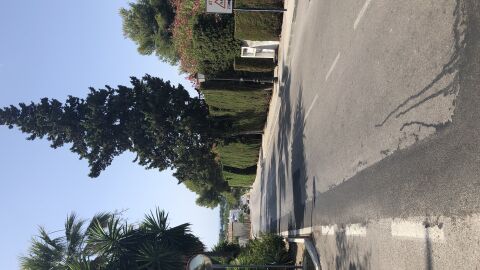 La Calle Azahar es muy peligrosa para los peatones. Hace un par de a&ntilde;os renovaron la calle con asfalto nuevo. Pero no la completaron. El ayuntamiento nos dice que hay el proyecto y el dinero, pero en los ultimos a&ntilde;os seguimos sin tener pasos de cebras, ni reductor de velocidad, como los habias antes. Y hay peligrosos agujeros en las aceras. Hay un colegio a la mitad de esta calle, urbanizaciones y ademas los cubos de basura en frente al colegio y un cruce. Todo sin un paso de cebra. Hay so...