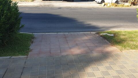 Se realizaron unas obras de reasfaltado en la entrada del poligono La Isla , Dos Hermanas (Sevilla) hace varios meses (3 ó 4) y aunque las señales verticales persiten, los vehiculos, al no tener la calzada pitada con las franjas, no respetan el paso de peatnes y cruzar se convierte en toda una peligrosa aventura. Calle Hornos Nº1 Polig ind LA ISLA 41703 Dos Hermanas SSEVILLA