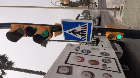 Semáforo averiado No existe el ámbar y está expuesto a un accidente Av. Manuel Machado grente merendero el malagueño en Benalmádena Costa