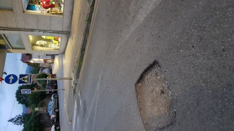 Peligroso socavón en la Calle La Paz, en Los Corrales de Buelna, (Cantabria). Situado en el centro del casco urbano, frente a la joyería y la tienda de deportes. Lleva mucho tiempo y es peligroso para los coches.