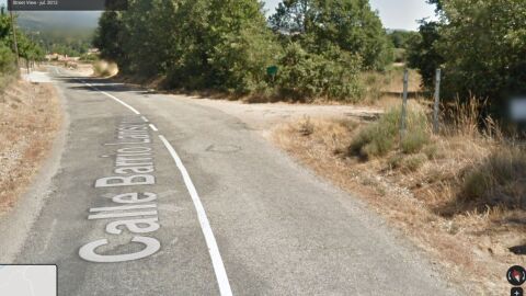 Ausencia de señal de "Entrada a Población" en la carretera ZA-V-2636 Lanseros - Barrio (Zamora), lo que ocasiona un gran peligro tanto para peatones y conductores, ya que los vehículos acceden sin aminorar a la velocidad correspondiente a zona urbana. Tampoco existe una señal de limite de velocidad, y al ser bajada seria necesario poner, ademas de la señales mencionadas, resaltes en la calzada al existir casas en ambos lados de la vía. Esto no se ha subsanado desde hace muchos años, de hecho la foto que se adjunta es de Google Maps, tomada en el año 2012, en la actualidad sigue igual.