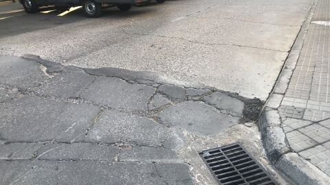 Es un remache de la carretera pero muy mal hecho, puesto que incluso en primera, el coche da un gran vaivén y las personas que vamos dentro nos movemos como si estuviéramos en una atracción peligrosa. Se encuentra en La Carlota, Córdoba, en la calle Los Estudiantes perpendicular a la Avenida La Paz, justo en la pequeña curva y al lado del parque. 