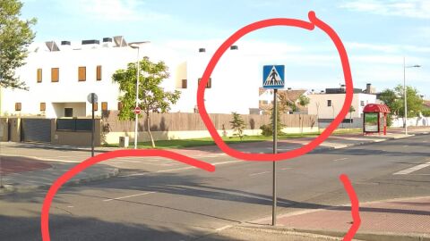 Señal de peatones sin paso de cebra ni baden en Villanueva de la Cañada Recurro a esta plataforma después de haber informado al ayuntamiento de Villanueva en dos ocasiones. La primera hace más de un año, al ver cómo casi atropellan a una niña que bajaba del autobús y la segunda este Julio al observar el accidente de tráfico antes mencionado. Así pues, quiero denunciar la mala señalización de un paso de peatones en Villanueva de la Cañada, Avenida de la Dehesa a la altura de su cruce con Calle Espejo (ver foto). La señal de paso está próxima a dos paradas de autobús muy usadas por niños durante el periodo escolar. Además, al tratarse de una recta hay coches pasando a demasiada velocidad (tengo fotos del mencionado accidente) Por todo esto solicito se señalice adecuadamente el paso de cebra complementándose con un badén de velocidad que asegure una limitación adecuada de velocidad. Atentamente, Vicente Navarro