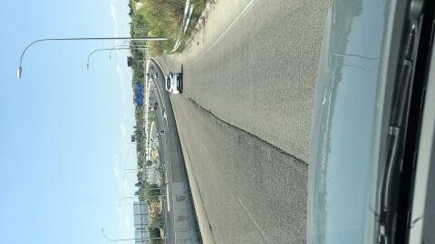 Mejoras necesarias en acceso a M40 desde Sanchinarro El acceso a la M40 desde Sanchinarro (Madrid) por los túneles tiene el firme en muy mal estado. Uno de los carriles tiene una línea que lo abre, y hay muchos baches. En algunos tramos tampoco se ven las líneas divisorias entre carriles. Es una zona por donde los coches van a gran velocidad (a más de la permitida incluso) y pueden generarse accidentes. En la incorporación a la M40 desde Las Tablas por la salida de Telefónica hay un bache enorme, y los coches tienden a sortearlo, pudiendo impactar con otro coche que venga por el carril central. Tampoco se ven bien las líneas divisorias en algunas zonas.