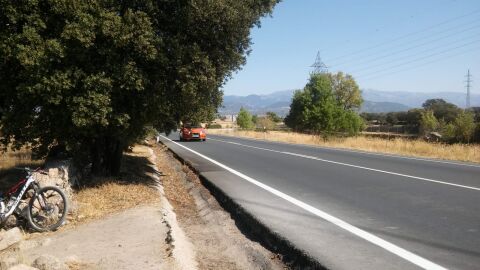 Existe un cruce entre la M-510 y una senda señalada por la red de sendas del parque regional del curso medio del río Guadarrama. Esta senda esta señalada con el nombre de Ruta 1. Norte-sur De Collado Villalba (y San Yago) a Serranillos del Valle. El cruce anteriormente señalado se encuentra en la información dada a continuación: M-510 28260 Galapagar, Madrid 40.608442, -4.022590 Como se puede ver en las fotos, no existe ningún semáforo o paso de peatones para poder cruzar la carretera y continuar por la senda la cual es muy transitada por peatones y ciclistas. Además, en uno de los lados del cruce, la visibilidad es nula y tanto los peatones como ciclistas no pueden ver bien si vienen coches o no. Se agradecería mucho que se tomaran medidas para una mayor seguridad en este cruce. Muchas gracias.