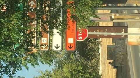 Señal que no se ve bien en La Zubia (Granada) calle Julian Besteiro esquina carretera de Cumbres Verdes, Stop muy peligroso. 
