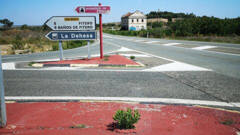 Señales de tráfico dificultan considerablemente la incorporación a la nacional 113 a la altura de Cintruenigo en Navarra. No se puede ver al hacer el STOP y hay que adelantar el coche hasta dentro de la misma nacional 113 y por consiguiente el riesgo es importante. Cruce N-113 dirección Pamplona, a la altura de Cintruenigo. Cruce Fitero-Cascante. 