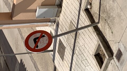 Señal en mal estado en el epicentro de la España vaciada, esta doblada apunto de partirse el hierro de la señal y caerse, aparte de tener varias pintadas, esta situada entre la calle Zamora y Plaza los palacios en la localidad de Monfarracinos y la provincia de Zamora.