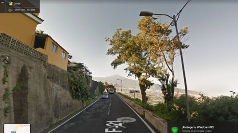 La carretera TF21 que conecta Cuesta La Villa con la Orotava en la Provincia de Santa Cruz de Tenerife, se encuentra en muchas de sus partes en un estado deplorable, cuando se circula por ella el firme esta todo dañado, lo que obliga a los conductores a invadir el carril contrario al tratar de esquivar la cantidad de huecos que tiene. Anexo fotografías, que aunque son de Google earth, la misma aún a fecha de hoy 04/08/2019 no ha sido reparada