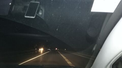 Esta carretera comarcal es un peligro por la noche al no quedarle a la pintura ni un atisbo de reflactancia, además luce un cartel que advierte: cuidado ciclistas! 