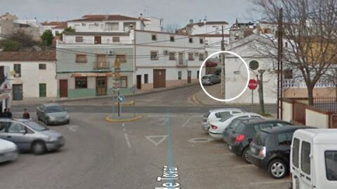 Buenos días, en Jerez de los Caballeros (Badajoz), hay un cruce con visibilidad reducida al incorporarse a la carretera de Villanueva, donde ha habido varios accidentes. Es un cruce muy transitado, por el que se accede al centro de la población, hay una guardería muy cerca y circula diariamente el bus escolar. Solicitamos poner un espejo de seguridad (que ya estuvo) en la esquina de la guardería. Para que acceder a la carretera por el cruce, no sea un acto de fe. Muchas gracias. Saludos.