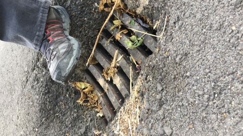 Sumidero peligroso en la calle camino de la estación de Cendejas De la Torre Guadalajara En una calle en cuesta con una inclinación muy importante y mala iluminación nocturna por donde pasan bicis , motos, ...el que el sumidero esté más de 15 cm por debajo del nivel del firme puede ser realmente peligroso