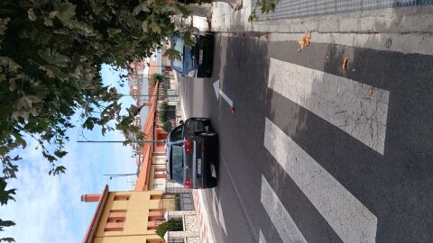 En la calle San José de León 24010, se está permitiendo desde hace años el estacinamiento de vehículos en una carretera de doble carril con los dos sentidos, en el carril derecho, los vehículos del carril derecho tienen que invadir el carril izquierdo para poder circular entrañamdo un riesgo en los cambios de dirección y pasos de peatones. En esta calle estan ubicados dos colegios.