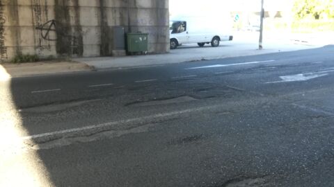 Los conductores que circulamos a menudo por la ciudad de Ourense llevamos años sufriendo una circumbalacion de la A-52 a su entrada principal en la ciudad totalmente ruinosa, llena de fosas profundas en las que se puede apreciar el cemento de la base de la carretera. Alcalde tras alcalde y ninguno hace nada, además de la diputación que tampoco mueve un dedo por arreglar la lamentable catástrofe que es esta circumbalacion, por la que hay que pasar con el coche como una gimkana de obstáculos para no dañar gravemente nuestros vehículos. Además las aceras de la misma zona están en el mismo estado de abandono y ruina, donde es fácil meter el pie en uno de los muchos huecos sin baldosa y partir un tobillo. 