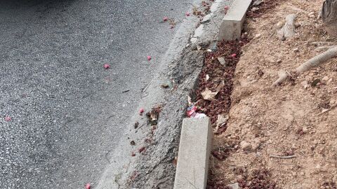 Calle Joan Mascaró i Fornés 27 a 56, Palma de Mallorca La calle Joan Mascaró i Fornés del número 27 hasta el final (dirección Es Secar de la Real, ambos sentidos)está en un estado lamentable (baches, mala señalización, sin arcenes), a esto se suma que los conductores no respetan las señales de velocidad y las aceras desaparecen teniendo que andar por la carretera. Además ,tiene mucho tráfico durante las 24 horas del día. Una solución YA!