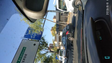Ese panel de información para incorporarse a la M40 desde la Av de Andalucía ( dirección salida) está tapado con un árbol y no se ve hasta no estar encima. Deberían podar es árbol