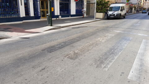 mal estado de los pasos de peatones: muchos están despintados, lo que es especialmente preocupante, porque genera un grave problema de seguridad vial y grave peligro para los peatones, al ser invisibles estos. Especialmente peligrosa al ser frecuente el tránsito de autobuses. Zona paseo de los tilos, malaga.
