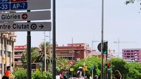 El semáforo oculto detrás de otra señal de disco y de lejos no se ve . Calle Garcilaso con meridiana. barcelona