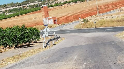 El pasado jueves 1 de agosto a causa de un animal me di con el bache de este camino pecuario. Muy cerca de Grader Gracias y Derivados SA. Me ha comentado un compañero de trabajo que éste bache lleva más de 6 meses allí. CUIDADO