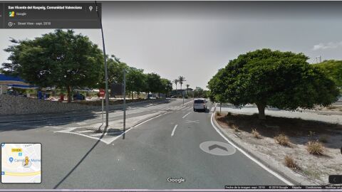 En la rotonda de San Vicente del raspeig Alicante, centro comercial outlet, muy concurrida, hay un paso de peatones que el árbol tapa la señal y por la noche no hay alumbrado, han habido mil sustos ya que los vehículos no ven a los peatones, espero lo modifiquen pronto 