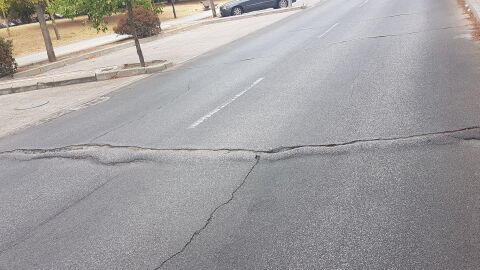 Es la calle de acceso a la Caja Magica y es un verdadero infierno circular por ella, lo denuncie al ayuntamiento pues en Octubre del pasado año revente una rueda de la moto y no solamente no han hecho ni caso sino que cada vez esta peor. Por cierto solicite que me pagaran el arreglo de la rueda y lo deje porque todo fueron pegas en vez de facilidades.