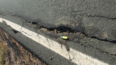 Baches carretera En la carretera A-477 tramo de Gerena-Aznalcóllar (Sevilla)hay grietas y baches, con el consiguiente peligro para ciclistas y motoristas,en el PK 1,800 aprox.y misma carretera PK 10,900 aprox.adjunto fotos, ( me gustaría meter más fotos pero no me deja)ya hubo una caída de un compañero ciclista y lo dejó con secuelas