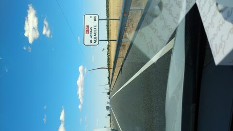 Buenas tardes, En la carretera N301 en el km 63 aproximadamente, hay un poste de madera que está partido. Es una carretera de un carril por sentido muy transitada. Si hubiera rachas de viento fuerte o tormentas, puede que se termine de partir y caiga a la carretera, lo que puede ocasionar algún incidente grave. Muchas gracias. Un Saludo