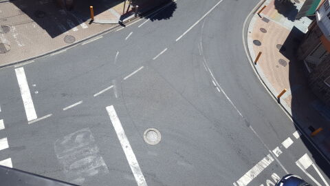Señalizar cruce calle carreira en Miño, A Coruña El cruce de la calle Carreia en Miño, A Coruña es el cruce con más tráfico del ayuntamiento y no está señalizado. No se sabe quién tiene preferencia y todos los días hay bocinazos, cabreos y frenazos.