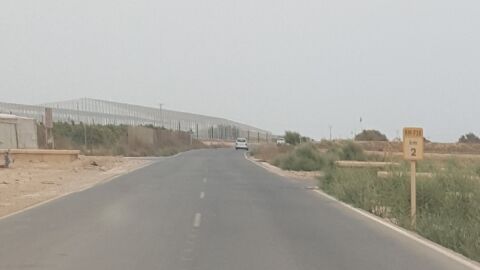Formación de bache en carretera RM-F28 Km2 por posible blandon en el firme al cual le están llegando filtraciones de agua, añadido de que ésta carretera comarcal no tiene arcén es un gran peligro para ciclistas y cicloturistas.