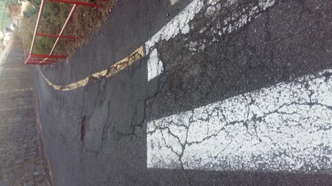 La carretera del pueblo en "la curva de gracia" en San Cristobal de La Laguna (Tenerife) es una calle estrecha con una valla para separar de un pequeño barranco que esta en muy mal estado. La calle afectada es "Los horoscopos". Muchas gracias