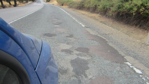 Esta carretera entre Aracena y Rosal de la Fronter esta en MUY mal estado, especialmente despues de Cortegana hasta la frontera. Nos parece una verguenza que turistas estranjeros que entran desde Portugal ven un tal imagen de nuestro pays. Ademas es muy peligroso para la gente que usan diariamente esta carretera y daña mucho a sus coches. Este imagen es solo uno de los cientos que podria enviar para ver como esta la carretera.