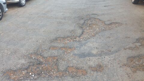 Calle en muy mal estado en Santiago de la Ribera, Murcia La Calle carril de las palmeras en santiago de la Ribera con mucho tráfico en verano está llena dé socavones