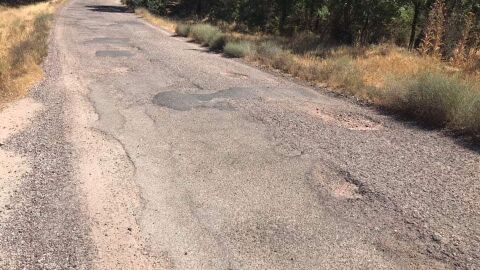El carril que une estos dos pueblos, nunca ha sido asfaltado y llevamos muchos años sufriendo que volver a nuestro pueblo sea una auténtica odisea. Por todos los medios hemos tratado de pedir que asfaltaran este carril pero nunca se ha llevado a cabo. Ahora es más que evidente la peligrosidad en absolutamente todo su recorrido, puesto que no hay un tramo que esté en condiciones viables para la seguridad de los pasajeros y de la mantención de los coches. Desde aquí un ruego desesperado por que de una vez al fin pongan remedio a esta pesadilla que nos lleva afectando muchos años.