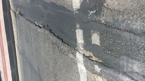 Buenos días, os escribía con respecto al estado de la calzada en la calle Creta, concretamente arriba en la zona del puente, ya que paso todos los días por allí para ir al trabajo con el coche, y tengo que frenar reduciendo la velocidad hasta casi 10km/h entorpeciendo el tráfico que viene detrás y eso podría causar un accidente, ya que si paso a una velocidad normal el coche tiembla deteriorando los neumáticos, con el consiguiente perjuicio al sistema de amortiguación del coche y a las personas que van dentro del vehículo. En esa calle han ampliado la acera y han hecho un carril bici nuevo hace poco, pero han descuidado el estado de la calzada poniendo en riesgo la seguridad vial de lo conductores. Muchas gracias por su atención, espero que lo puedan arreglar lo antes posible, un saludo.