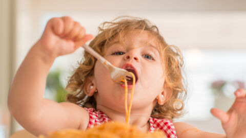 Niño comiendo pasta Niño comiendo pasta
