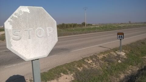 En la carretera autonómica aragonesa A-129, en el tramo perteneciente a la provincia de Huesca, son decenas las señales de STOP deterioradas desde hace muchos años.