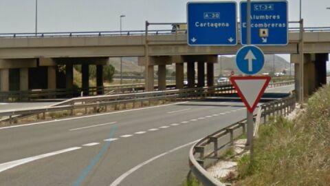 Este ceda el paso esta tras una curva muy cerrada, sin visibilidad, y pocos metros para incorporarte a la A-30. Muchos coches se saltan el ceda el paso invadiendo a los coches que vienen por la A-30. Paso mínimo 4 veces por aquí al día, lo que hago es ponerme siempre en el carril izquierda para evitar chocar con estos coches que invaden el carril derecho sin hacer el ceda el paso. Coordenadas 37,6268669, -0,9428759 Gracias.