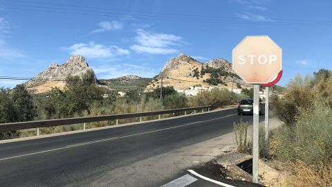 Señal de Stop en la carretera de la pedanía huertas Del Río dirección Archidona en cruce con la Nacional A-7200