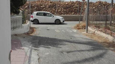 Espejo en cruce sin visibilidad Riguero de Poniente La Aparecida, pedanía de Orihuela. Hasta hoy no hay muertos ni heridos, puede que algun rozón o algun impacto contra la señal de stop producido por el alcohol. La señal no se quejó solo quedó inclinida hace unos años y es nuestra torre de Pisa pero sin turismo ni cobrar por ello. La cuestión no es la señal. ya que los que vivimos en la calle Constitución somos los primeros en obedecer por la cuenta que nos trae. Es precisamente su cruce, que desemboca a la calle Tomillo. Calle en dos direcciones muy transitada por camiones, autobuses, coches motos y bicis , Los que bajamos desde mi calle a la calle Tomillo tenemos que "adivinar" porque no hay visibilidad. Poco a poco asomamos el morro y escuchamos y así podemos salir. El peligro , ademas de cualquier choque que sería nuestra culpa , con lo cual arreglo de coche y subida de seguro, repito el peligro real son las bicis de mayores o de niños. No las vemos, no las escuchamos y si asomamos el morro y el que vaya en bici está cerca, nos lo tragamos , y por supuesto la culpa sería nuestra por no adivinar. Solicité un espejo y la respuesta fue NO. porque segun ellos no tenemos aceras donde colocarlo y un camión o un autobus podria llevarselo por delante. llegados a este punto y viendo la distancia que tienen las farolas al muro y lo que se adentran en la calle sin acera, opino que el camión o el autobus se llevaria primero las farolas por delante ,antes de llevarse la señal.Todo esto es incomprensible, porque en la misma calle Tomillo ya hay otro espejo sin acera en otro cruce peligroso. Pienso hacer un recurso adjuntando fotografias. Pero el problema no es quien tiene razón. El problema es que les preocupa más que un vehiculo tumbe una señal a que nosotros matemos a un niño en bici. Que clase de irresponsable hace esas valoraciones y cobra por ello?