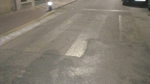 Todos los pasos de peatones de Almansa no son muy visibles por las noches, no son refrectantes y en algunos hay colocados contenedores con lo cual el peatón no es visible para el conductor. Este paso de peatones se encuentra esquina las norias y calle Hernán Cortes Gracias. Quiero puntualizar que hay otros pasos de peatones que se ven peor ya que no están en calles tan céntricas 