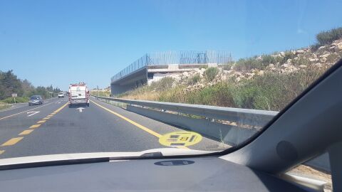 Más carriles por favor! Hay una gran necesidad de hacer más carriles en la carretera general de menorca que une toda la isla. Hay, únicamente, un carril de ida y otro de vuelta. Cuando hay un accidente la circulación se detiene, debes salir prácticamente de la carretera para que la ambulancia pueda pasar. En verano con la masificación de coches, hay muchísimos accidentes, en gran parte, debido a los adelantamientos por no disponer de más carriles. Espero, puedan hacer algo.