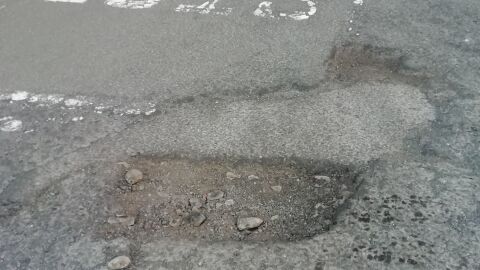 Agujero en la calle Esto lleva años asi, en el municipio de Ojos de Garza, calle pedro muñoz seca. Es enorme. A ver si con vuestra ayuda se puede arreglar. Gracias