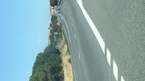 Prohibido adelantar y límite de velocidad Entre el Km. 97 y el 100 de la N.VI debería haber línea continua y señales de prohibido adelantar en ambos sentidos porque en ambos hay accesos de incorporación, además debería haber limite de velocidad a 50km/h ya que hay mucha población a ambos lados de la carretera y la gente cruza la carretera porque no hay puente ni paso de peatones.