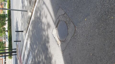 Socavones y mal estado de la calle en la calle Albalat dels Tarongers esquina con calle Clariano y Vinalopó, en el Barrio de Sant Josep de la ciudad de Valencia. Hace tiempo el Ayuntamiento asfaltó las calles circundantes del barrio que dan salida de la ciudad hacia Alboraya y Barcelona (se puede ver en una de las imágenes como la calle Clariano por donde salen los coches, está asfaltada recientemente), pero no el resto de calles que se han limitado solamente al repintado de pasos de cebra y otras señalizaciones. Durante mucho tiempo motos y bicicletas sufren las enormes grietas que se encuentran cada pocos metros en estas calles. En las imágenes dejo dos ejemplos situados en el número 2 y 4 de la calle Albalat dels Tarongers: